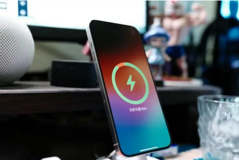 密云苹果15换屏服务分享用什么充电器给iPhone15充电更好 